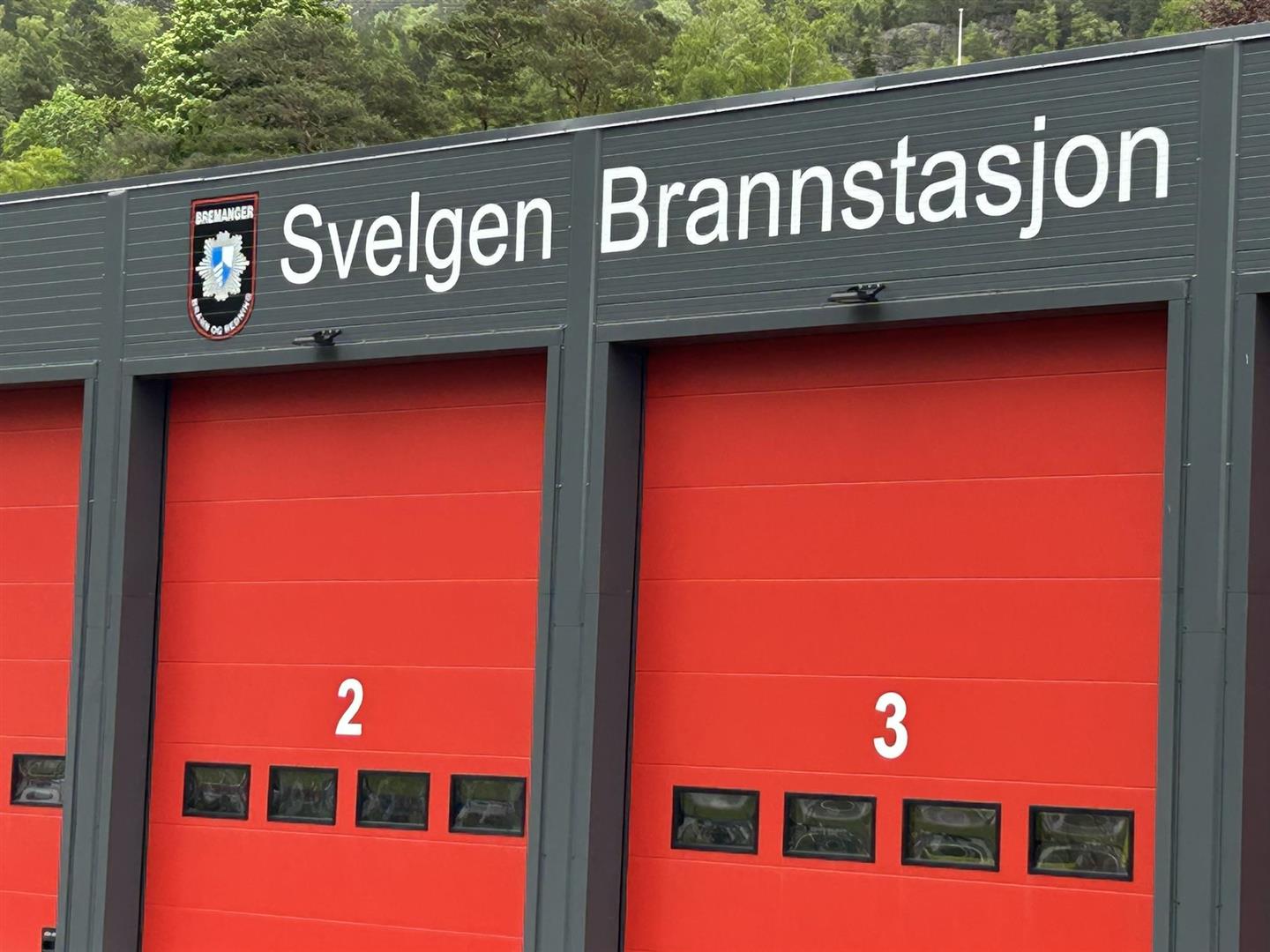 Store raude dører til brannstasjonen i Svelgen. Foto.