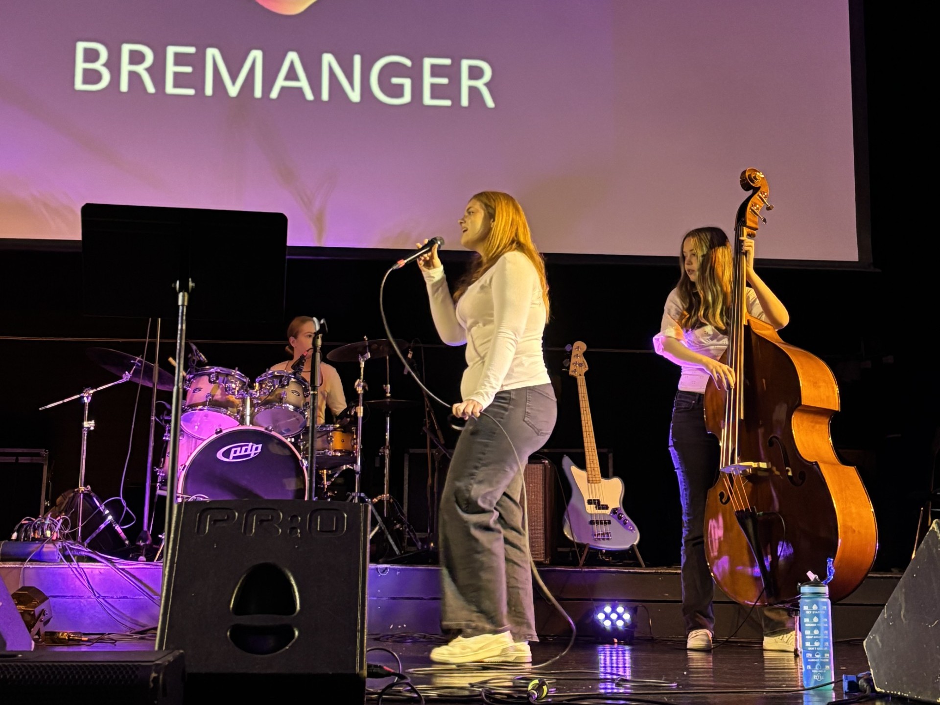 Ungt band spelar på ei scene. Fotografi frå UKM 2025.