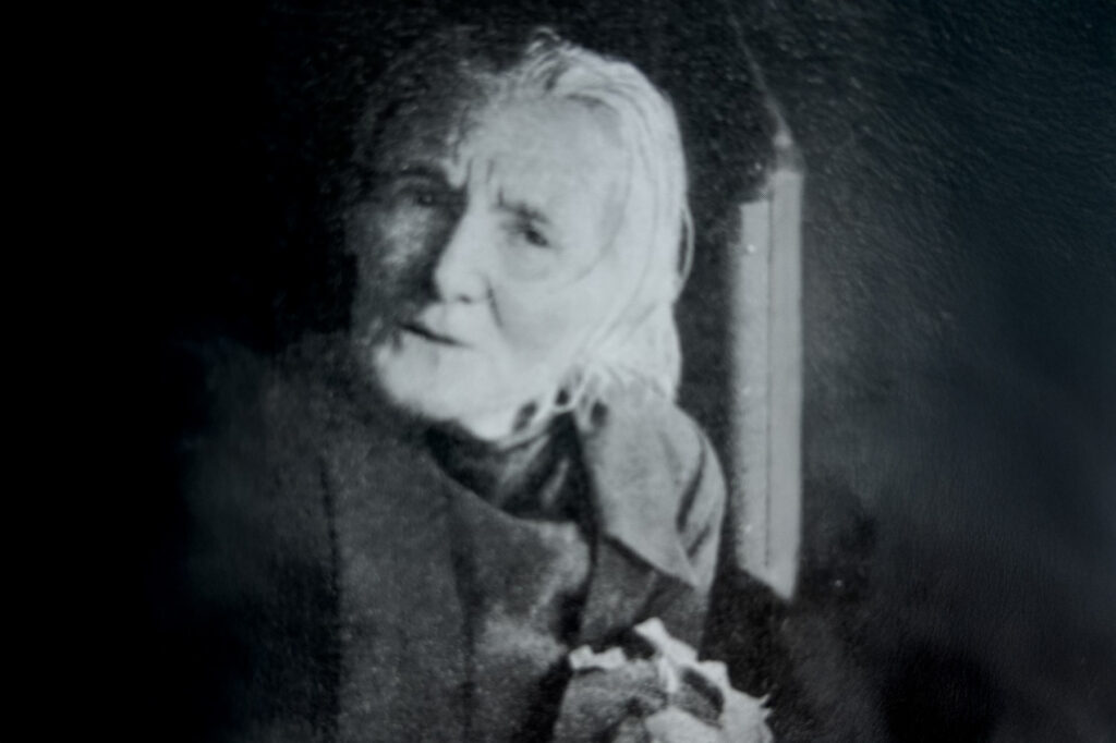 Mora Gunhild om bord i flyet hans i 1935.