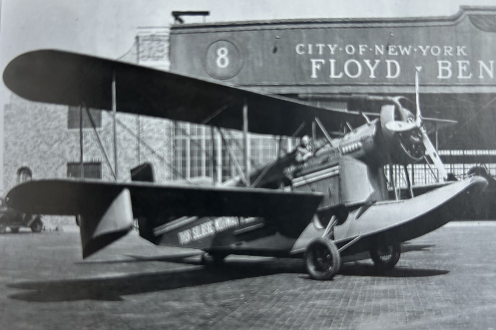 Thor og flyet hans på Floyd Bennett Field i New York.