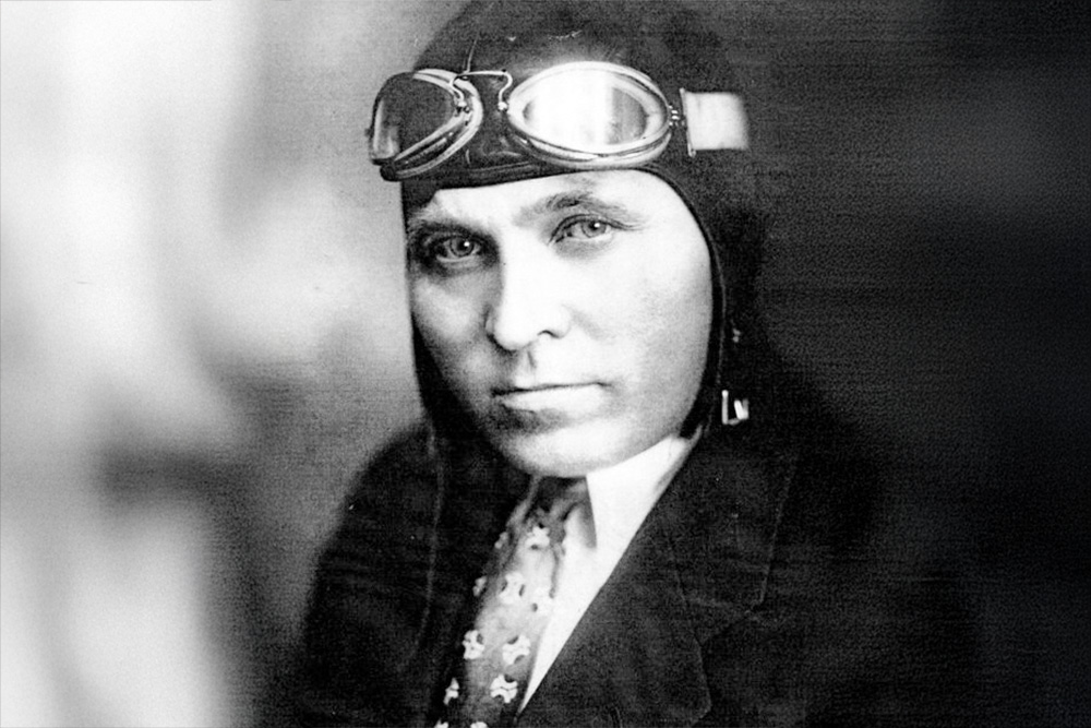 Portrett av ein mann med pilotbriller på hatten. Nøytralt ansiktsuttrykk. Svart-kvitt-foto.
