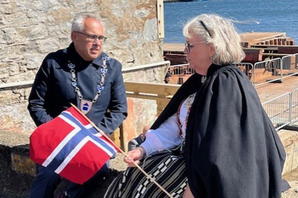 Astrid Larsen saman ned ordføraren i Lerwick.