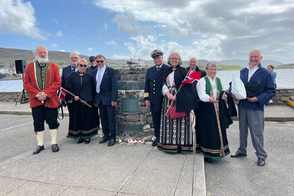 Den norske delegasjonen la ned krans ved monumentet i Scalloway. Kaptein Svein Sandvik er i full uniform.