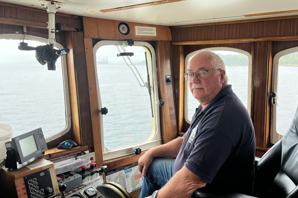 Svein Sandvik er skipper på Haugefisk. Dei brukte ca. eit døgn over Nordsjøen til Shetland.