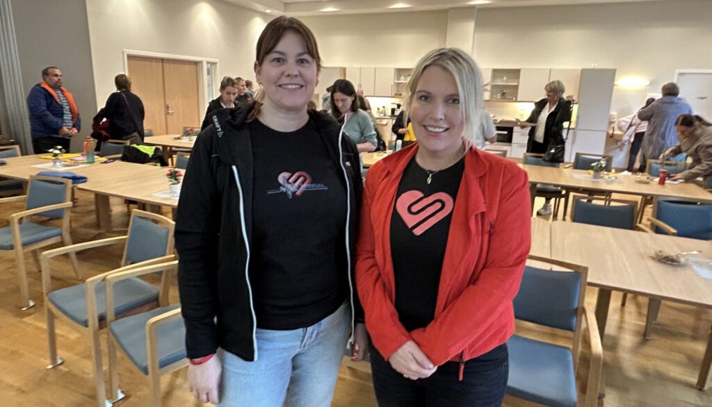Siv Inderøy (t.v.) og Helene Vedvik representerer selskapet Helse Først som har spesialisert seg på førstehjelp.