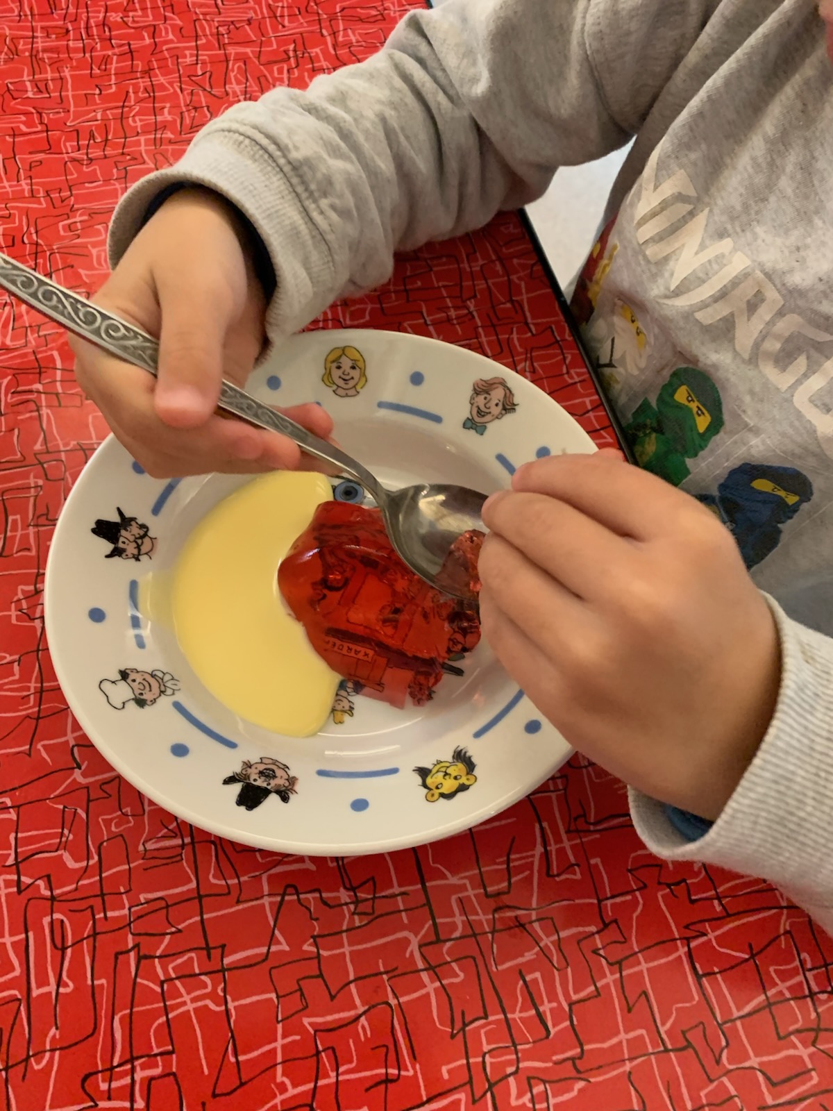 Ungane fekk middag av sanitetskvinnene.