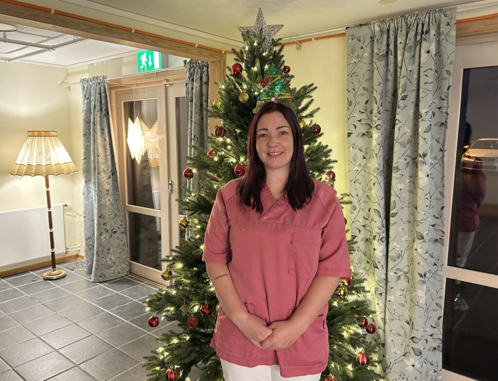 Beate Pedersen trivst på sjukeheimen i Kalvåg.