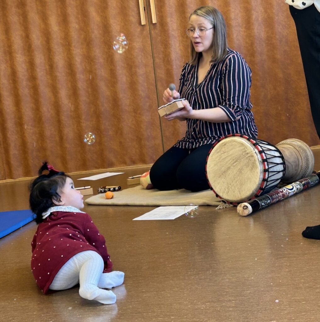 Vesle Hanna Sofie likar seg på babysong. 