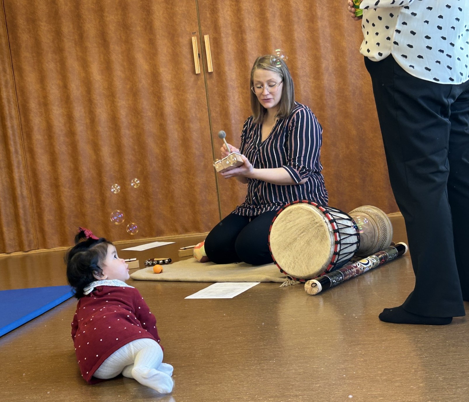 Vesle Hanna Sofie likar seg på babysong.