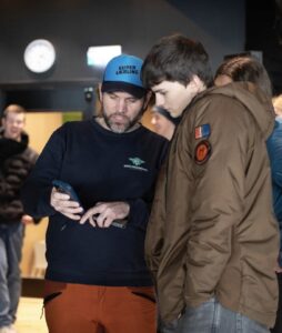 Anders Lødemel i samtalte med ein ungdom.