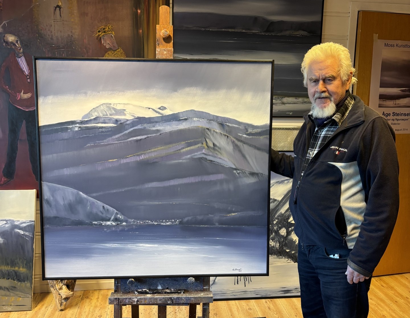 Åge Steinset i atelieret sitt.