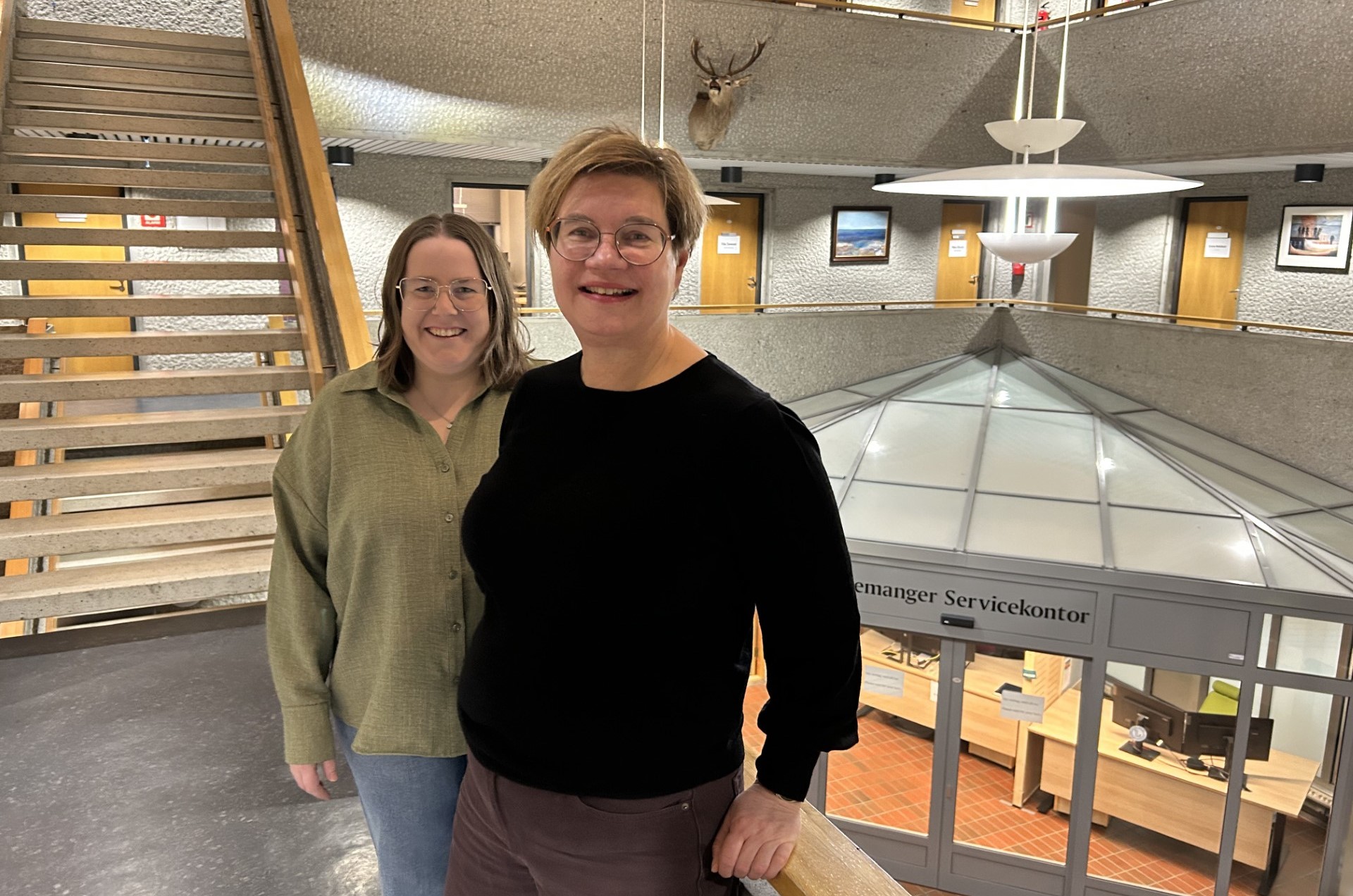 Ida Kristin Skålbones og Anne Karin Svarstad vil snakke med dei eldre.