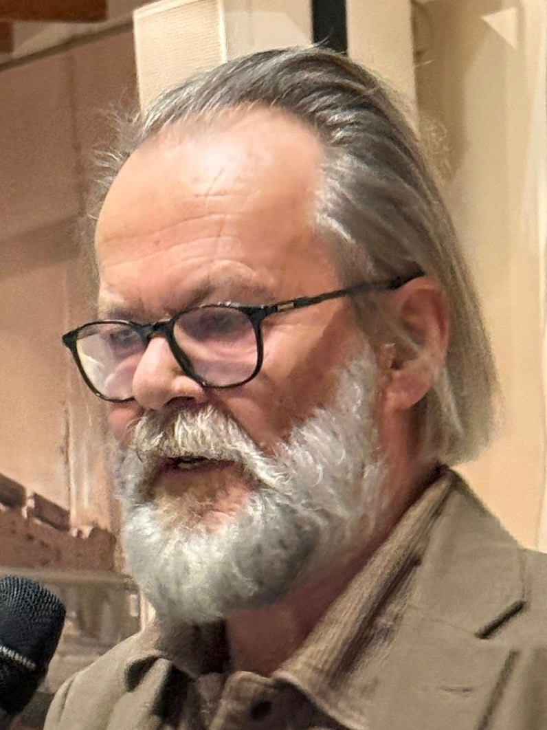 Forfattar Trond Thue kjem til Svelgen.