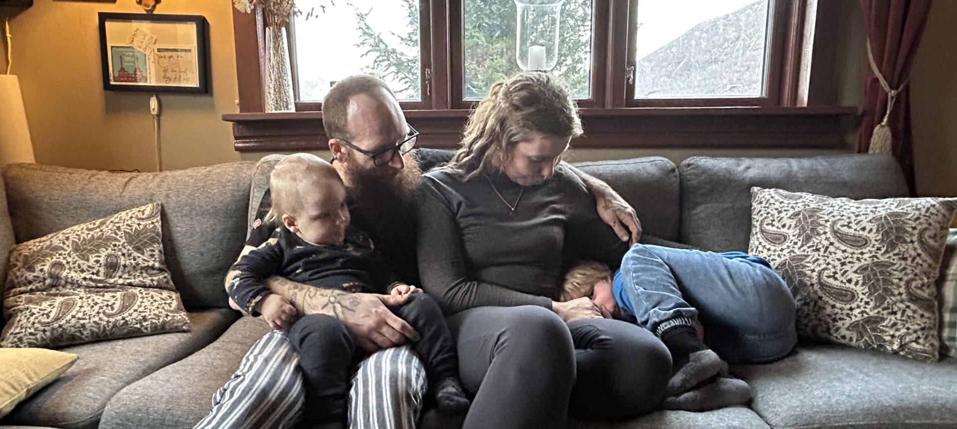 Einar Marius og Eldar Victor på kvar si side av mor og far, Kim Solvang Forthun og Kristine Bernhardsen Solvang Forthun.