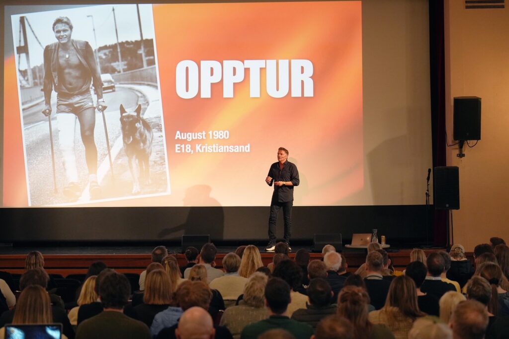 Fotografi av Dag Otto Lauritzen på scena. 