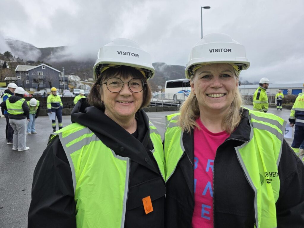 Fotografi av ordførar Anne Kristin Førde og kommunalsjef Anita Solberg på omvising hos Elkem Bremanger. 