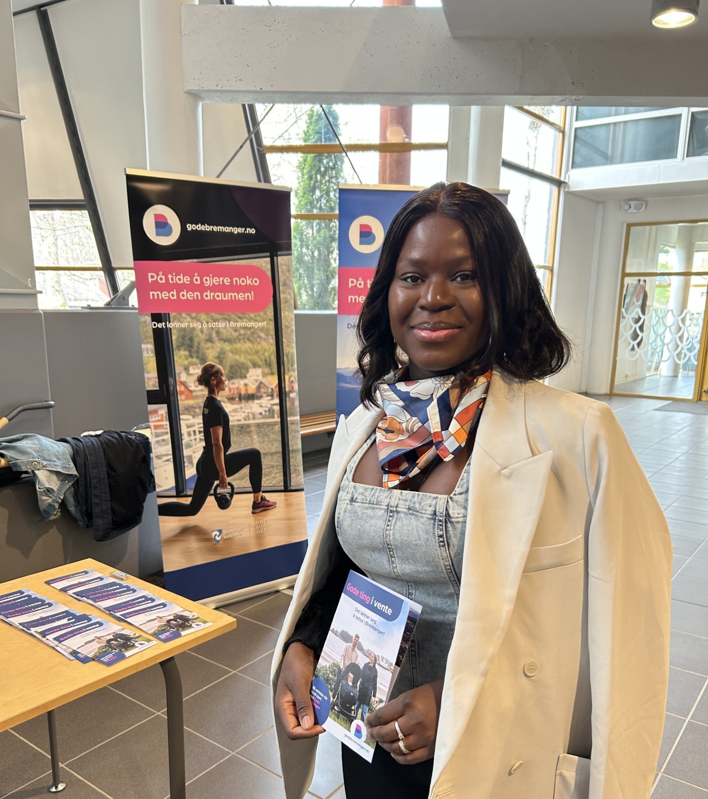 Cauphy Raymonde Sandvik bur i Herøy.