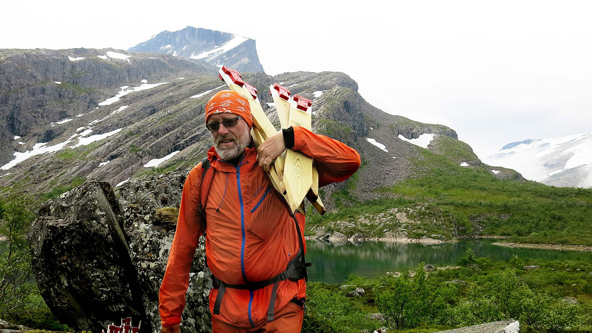 Svenn Petter med Gjegnen/Blånipa i bakgrunnen. Foto: Arve Sandal.
