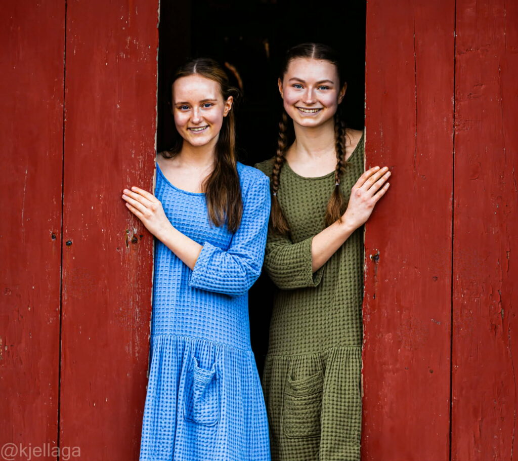 Bella og Solla er veninner på Frøya i mellomkrigstida. Foto: Kjell Aga Ulvestad.