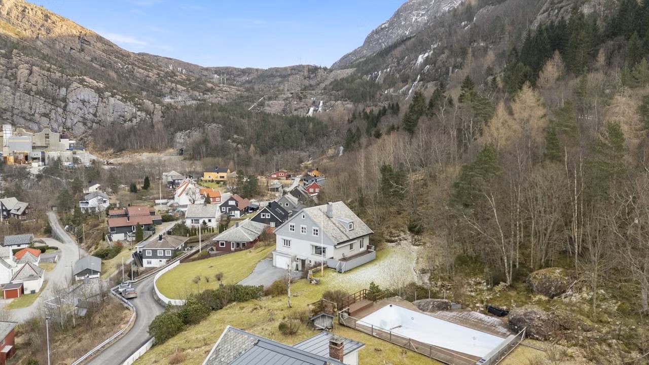 Direktørane på smelteverket budde i Lia 17.
