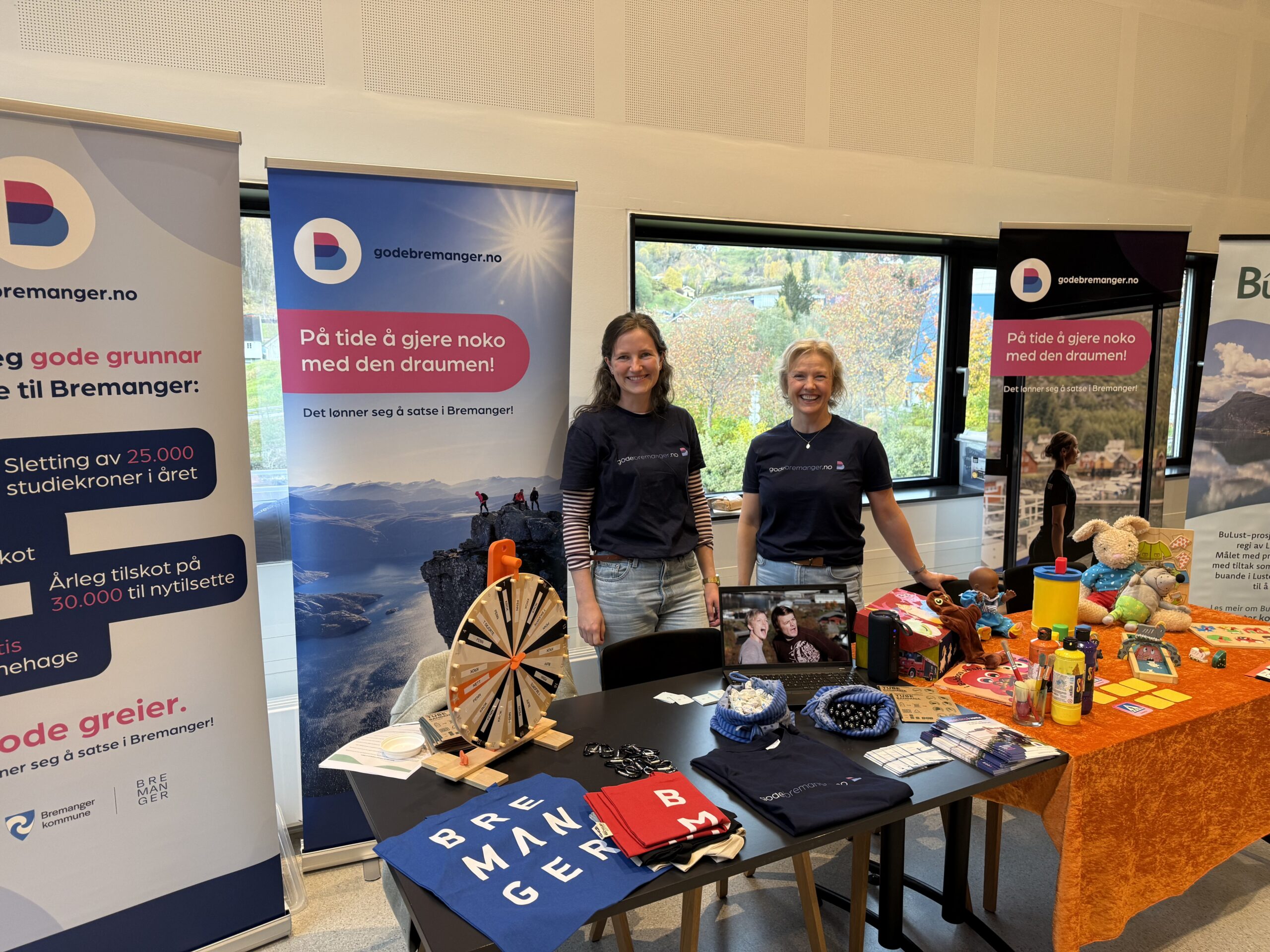 Ingrid Havnen og Linn Karin Sande Igland på stand i Sogndal.